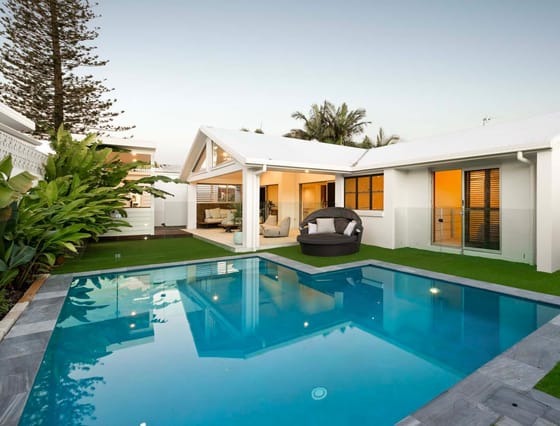 North Facing Beachside Entertainer!