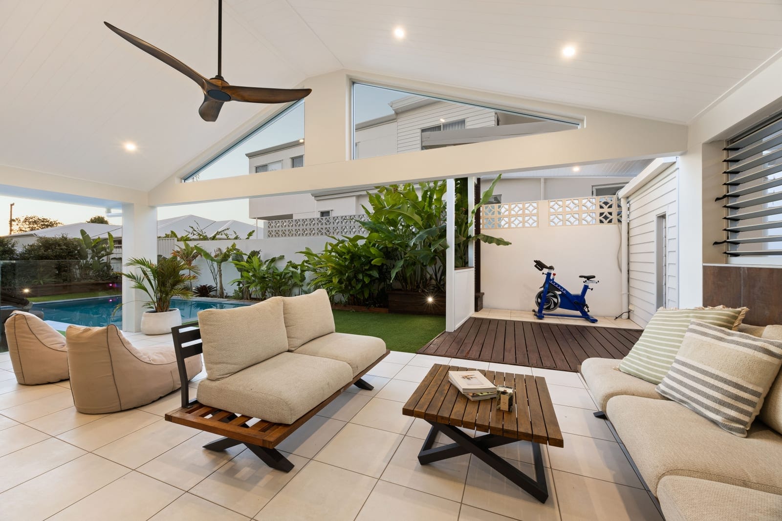 North Facing Beachside Entertainer!