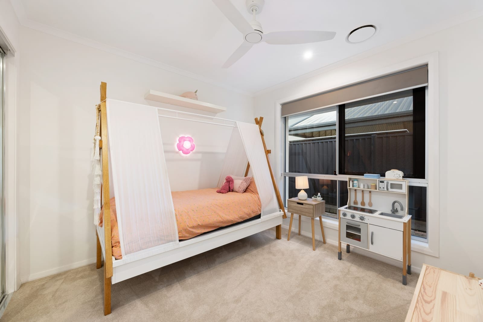 North Facing Beachside Entertainer!