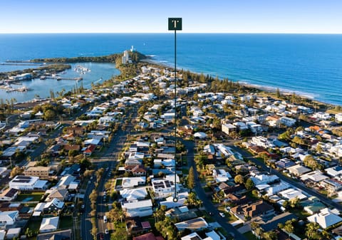 North Facing Beachside Entertainer!