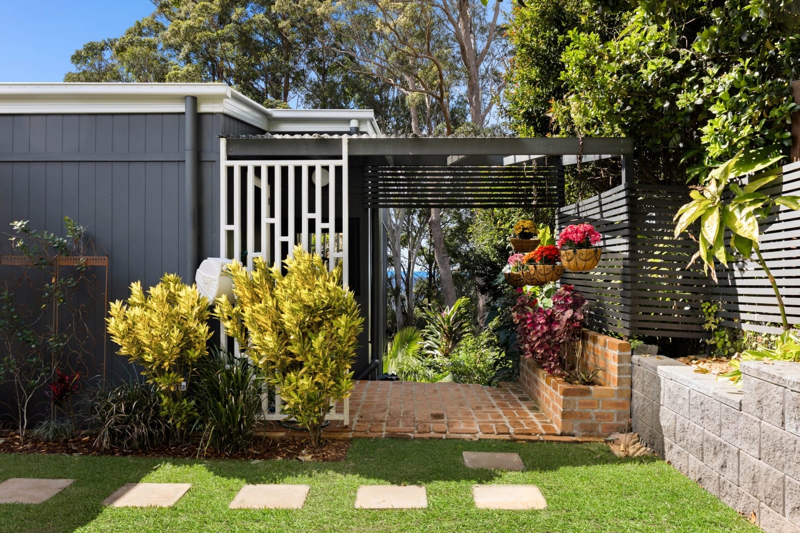 Hinterland Haven Nestled Amongst Treetops!