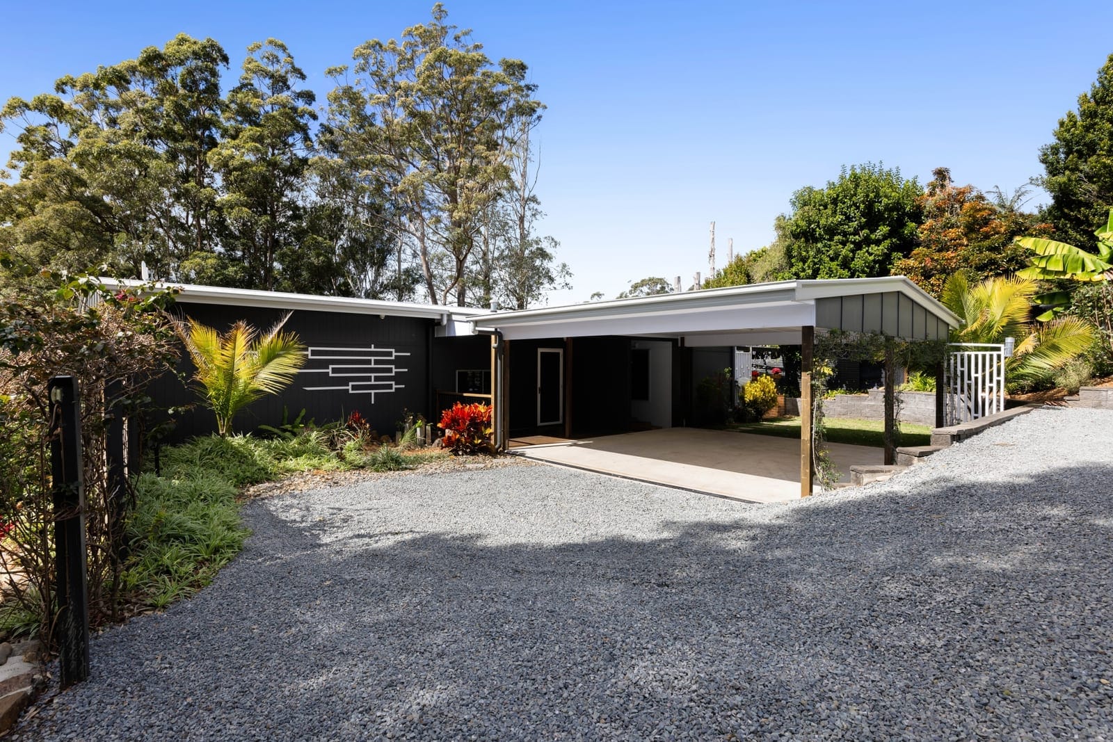 Hinterland Haven Nestled Amongst Treetops!