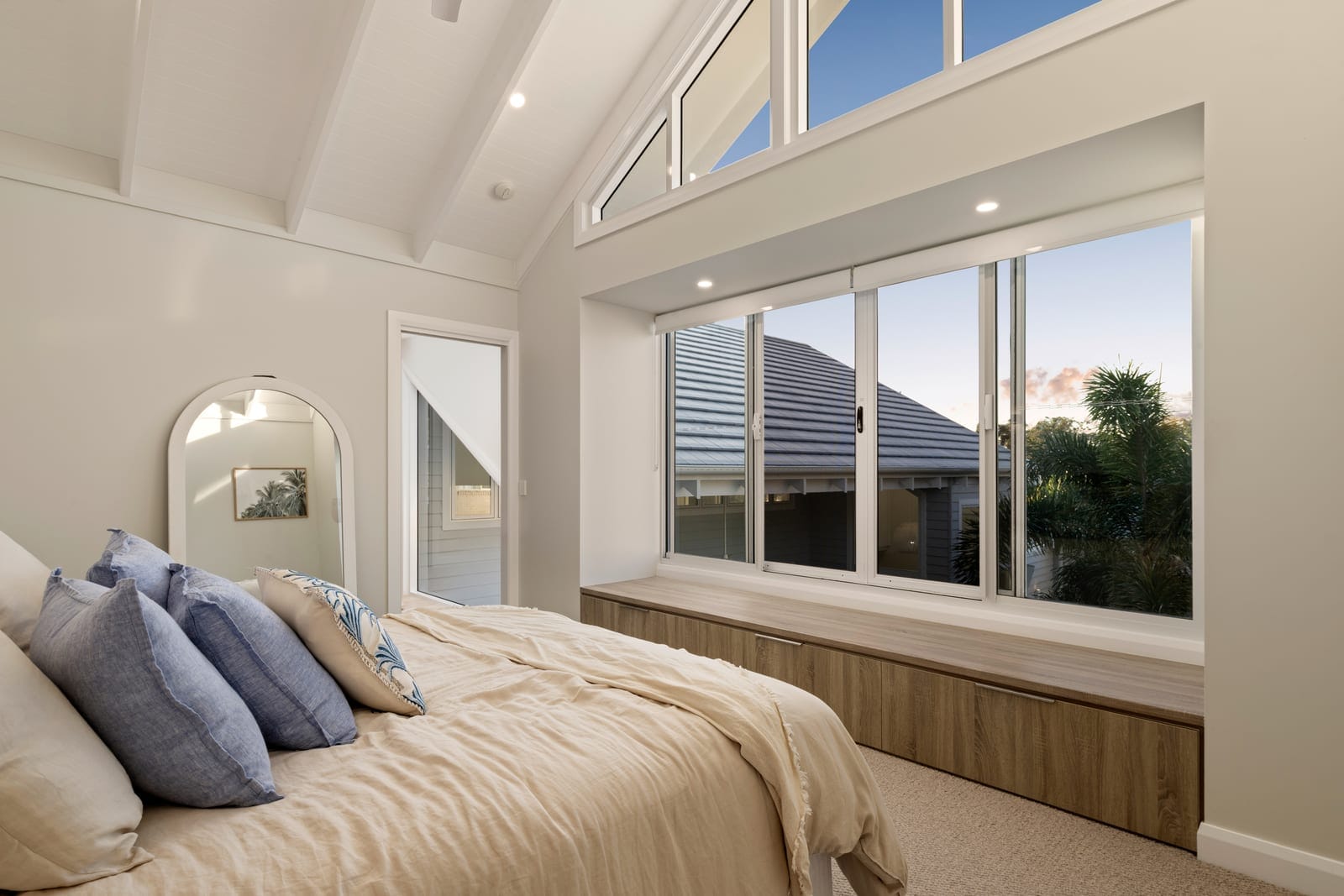 Hamptons-Style Stunner: 200m to Sand