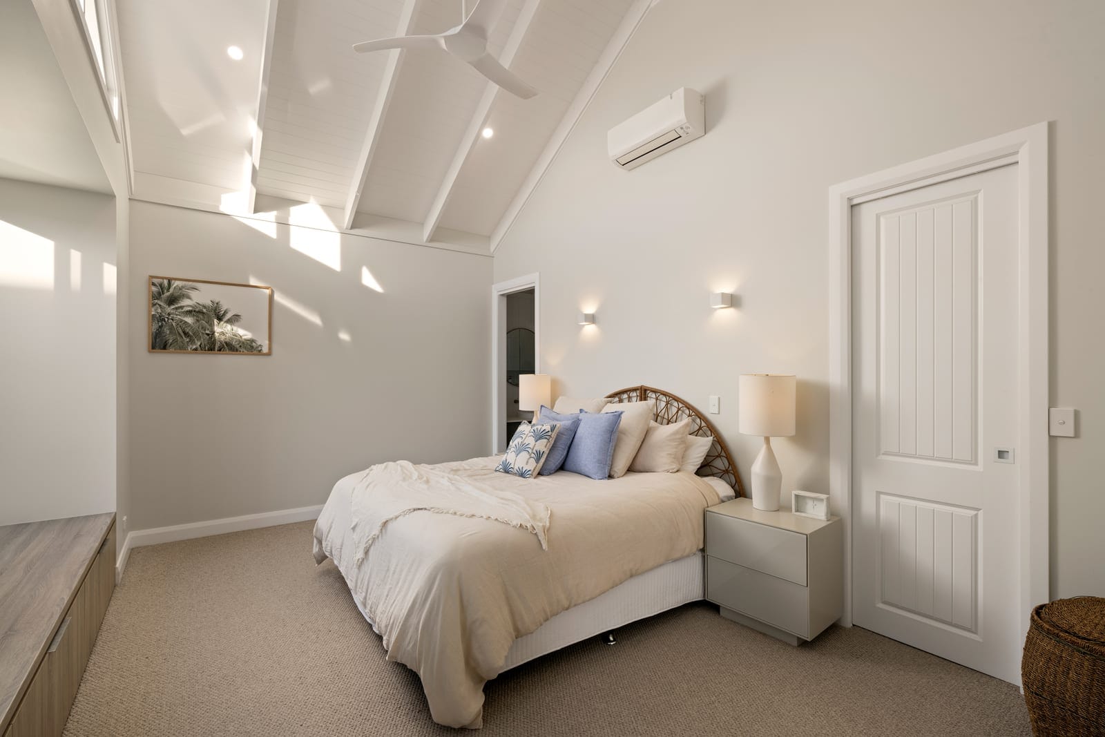 Hamptons-Style Stunner: 200m to Sand