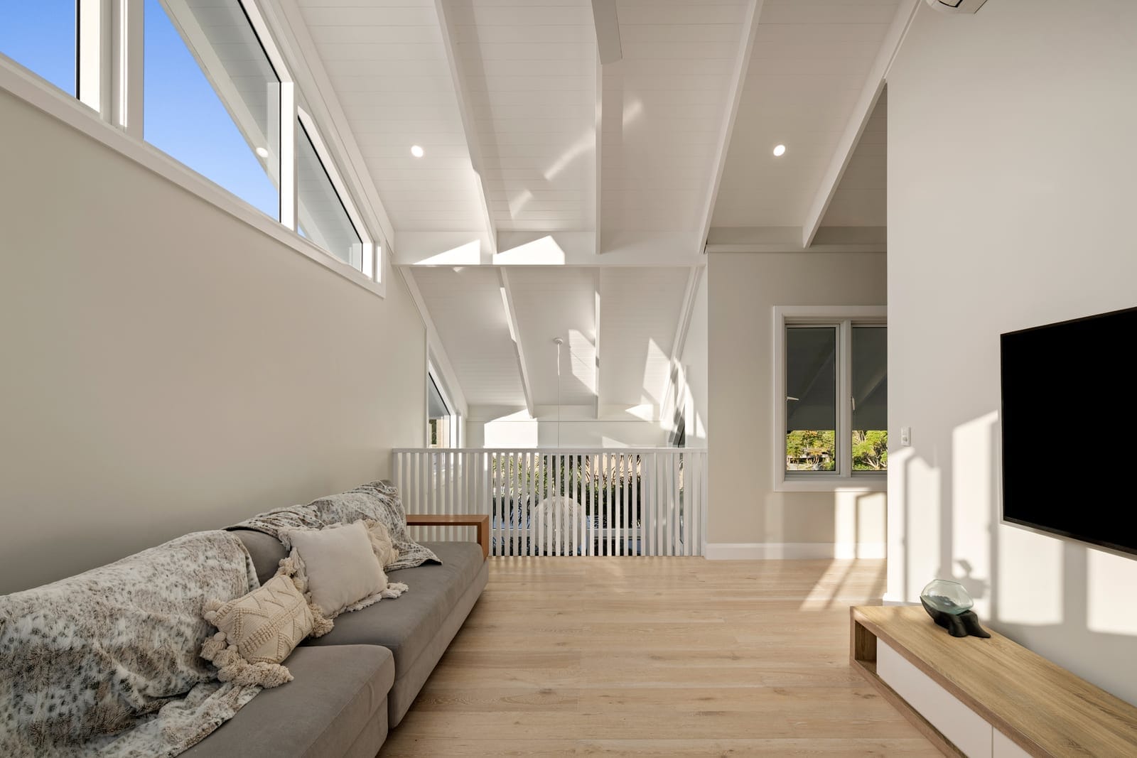 Hamptons-Style Stunner: 200m to Sand