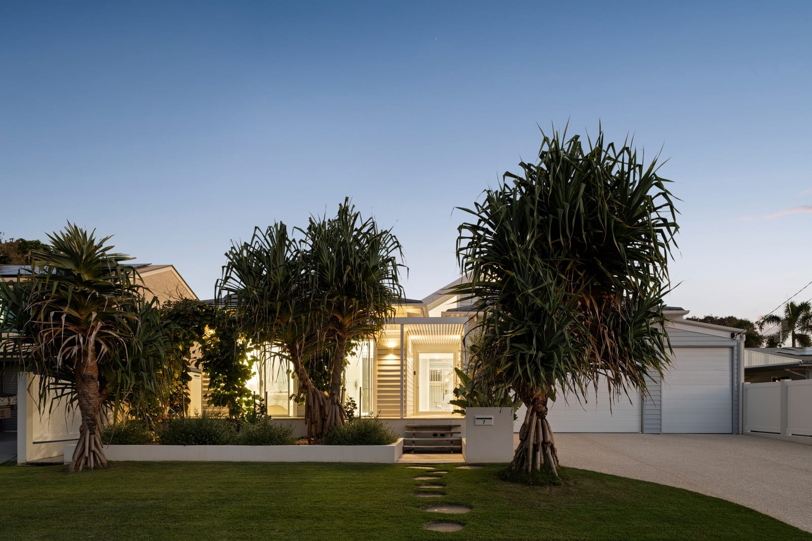 Hamptons-Style Stunner: 200m to Sand