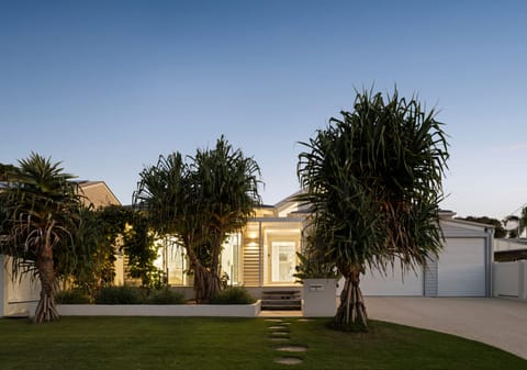 Hamptons-Style Stunner: 200m to Sand