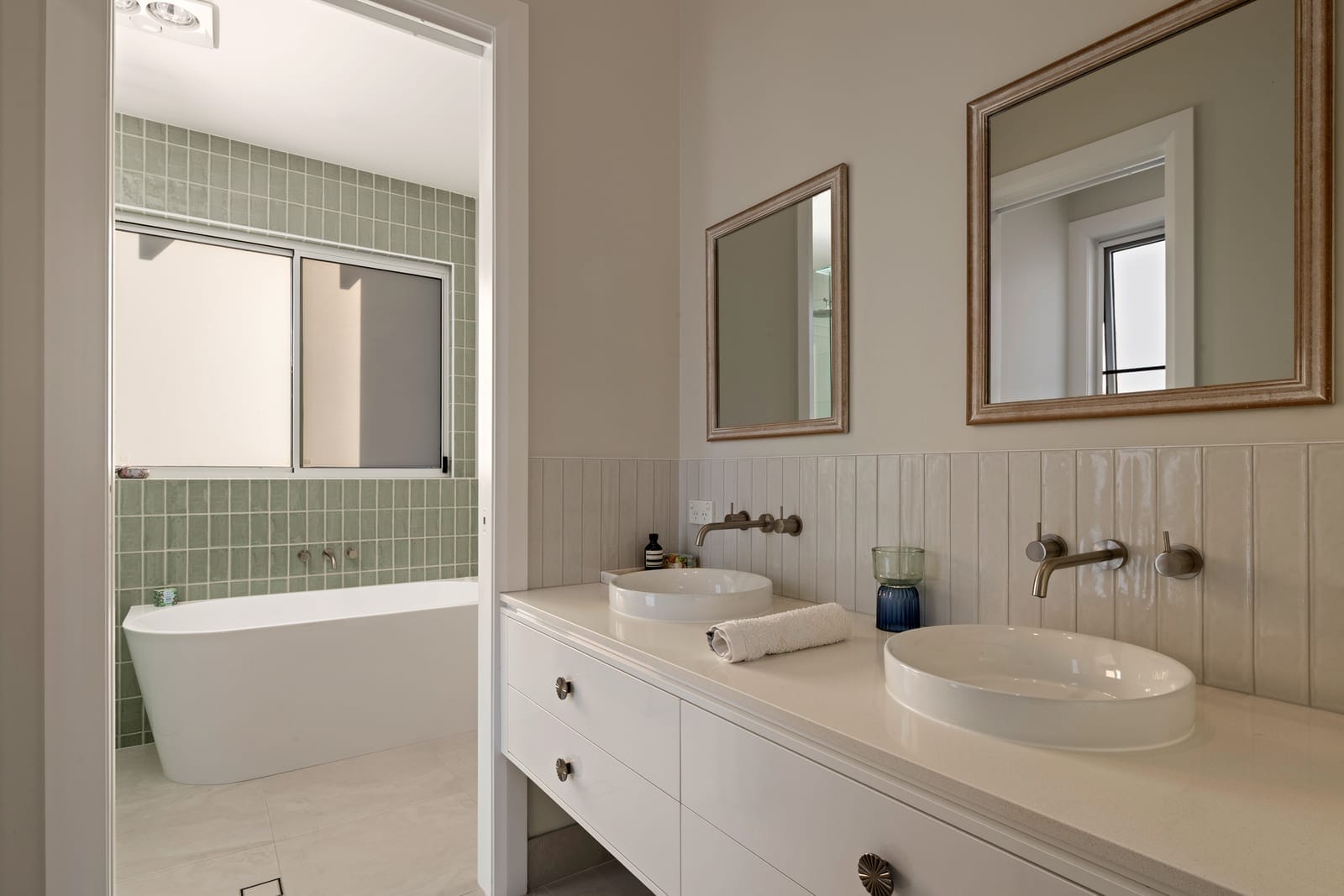 Hamptons-Style Stunner: 200m to Sand