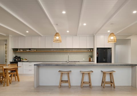 Hamptons-Style Stunner: 200m to Sand