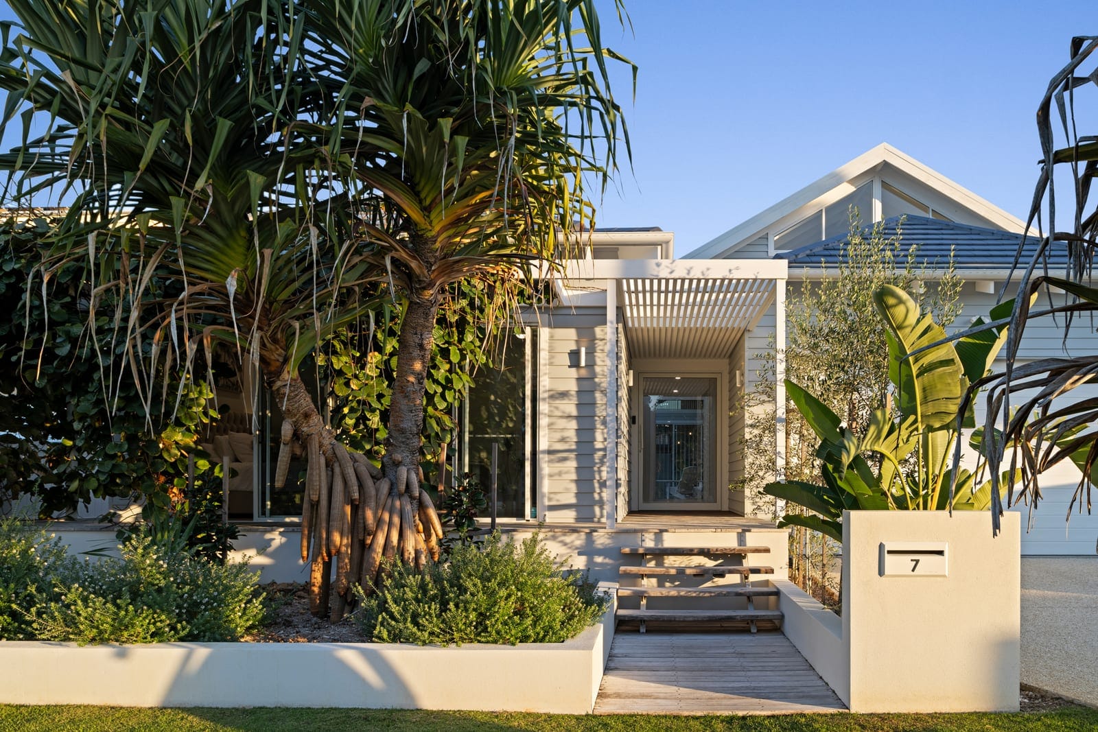 Hamptons-Style Stunner: 200m to Sand