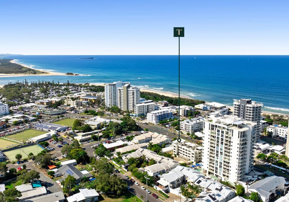 Location, Lifestyle, Views: Top Floor with Rooftop Terrace!