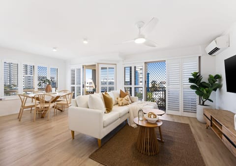 Location, Lifestyle, Views: Top Floor with Rooftop Terrace!