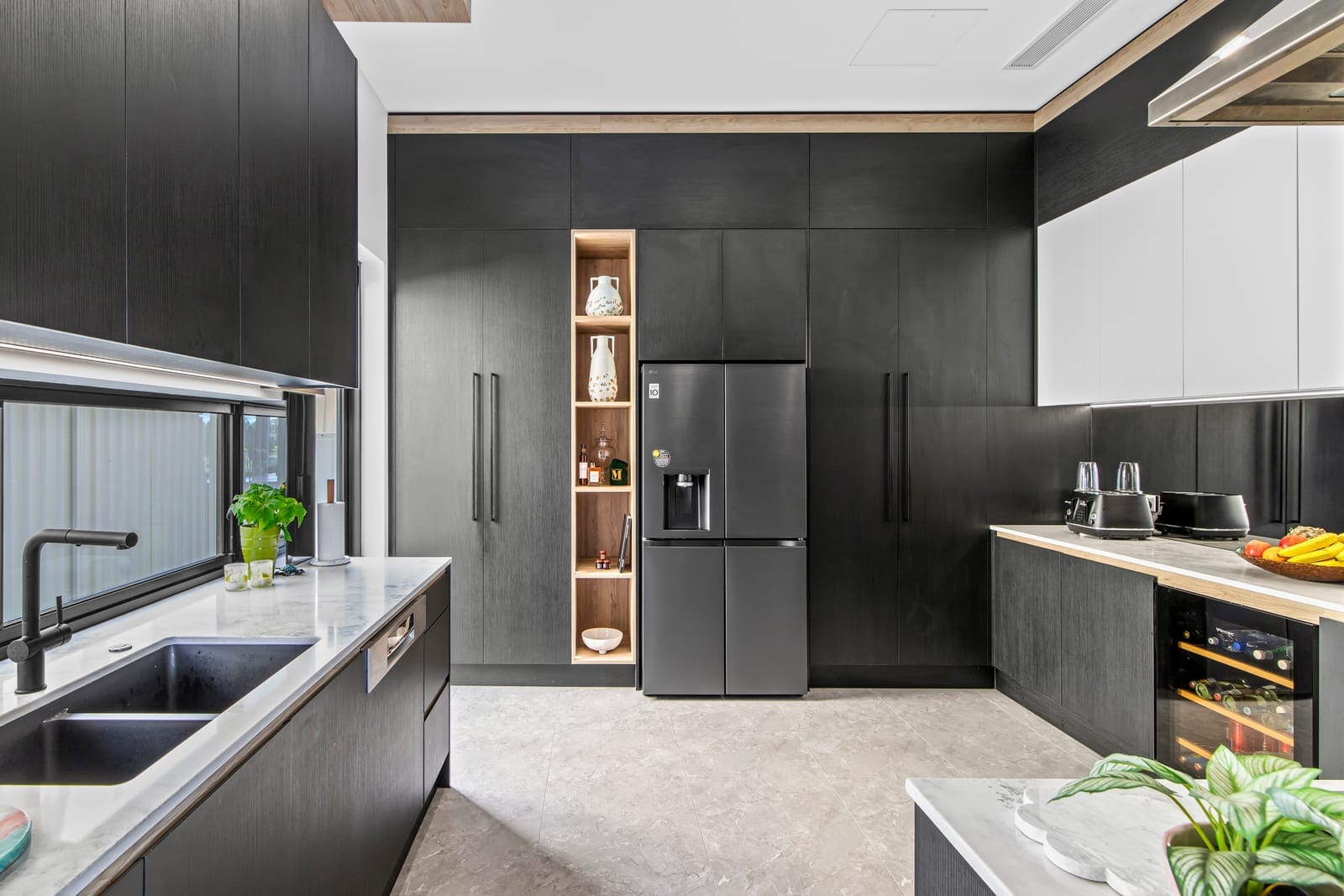 Lakeside Architectural Marvel, Celebrating Large-Scale Liveable Luxury