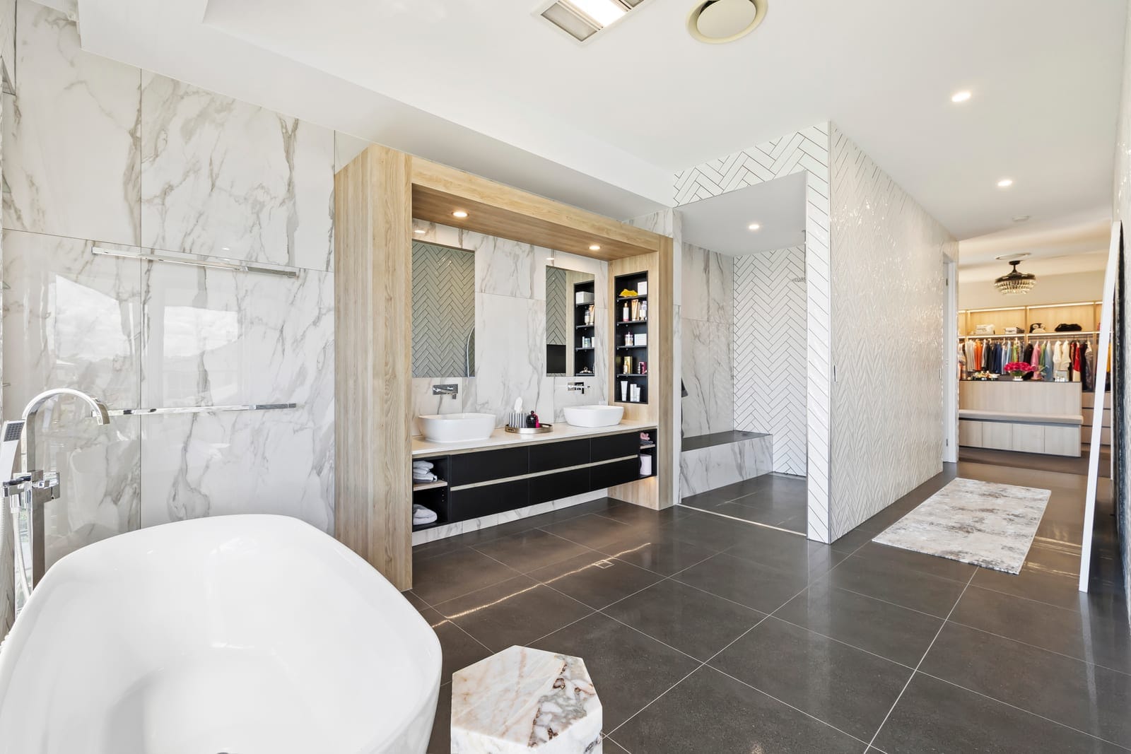 Lakeside Architectural Marvel, Celebrating Large-Scale Liveable Luxury