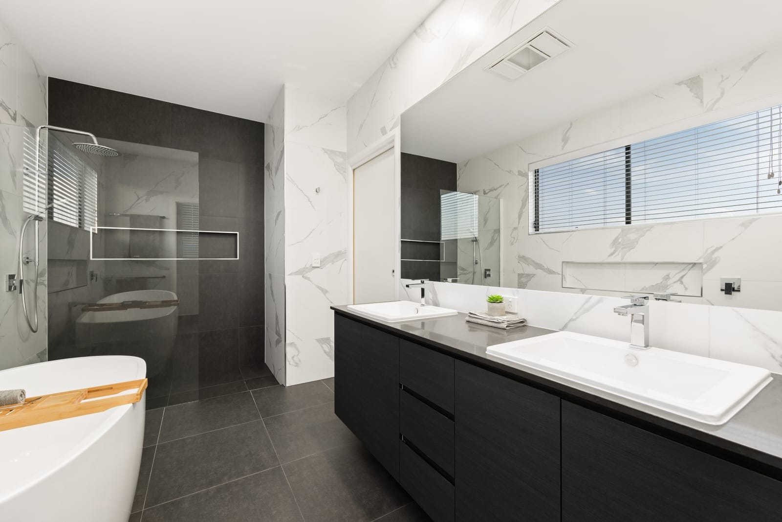 Luxury North-Facing Waterfront Entertainer
