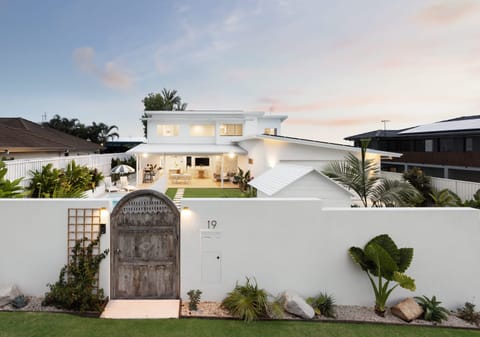 Architectural Beachside Luxury, 600m from Mooloolaba