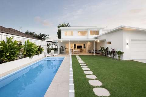Architectural Beachside Luxury, 600m from Mooloolaba