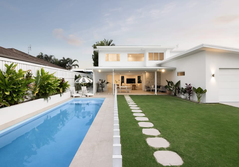Architectural Beachside Luxury, 600m from Mooloolaba