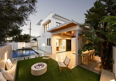 Beachside Perfection: Light, Luxury, Lifestyle, Location