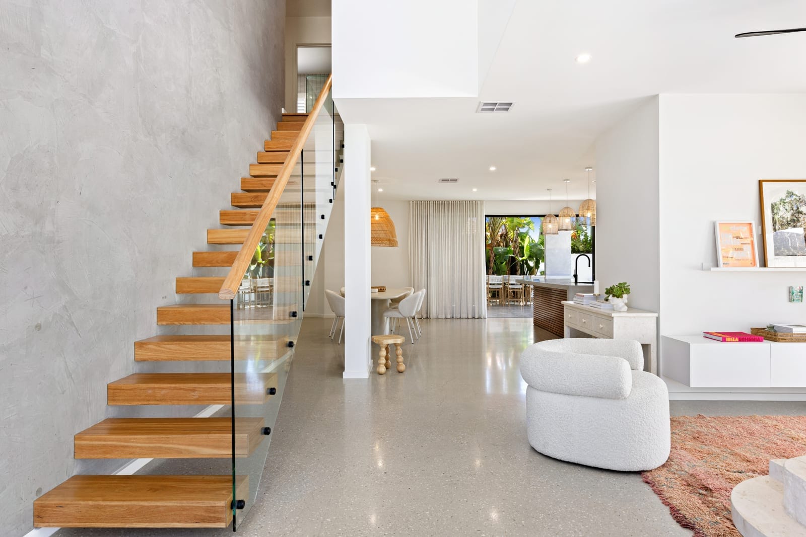 Beachside Perfection: Light, Luxury, Lifestyle, Location