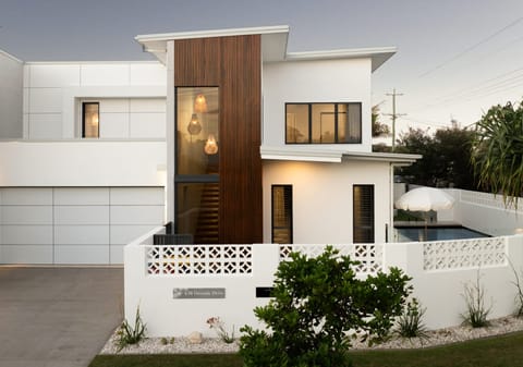 Beachside Perfection: Light, Luxury, Lifestyle, Location