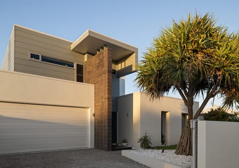 ​Modern Elegance: Coastal Luxury