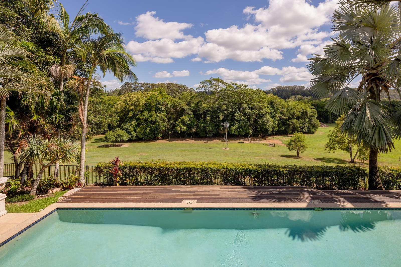 North Facing Acreage Entertainer: Fully Useable 32 Acres