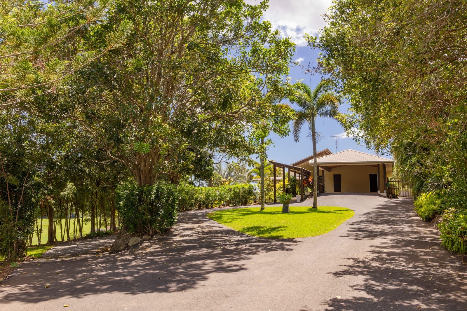 North Facing Acreage Entertainer: Fully Useable 32 Acres