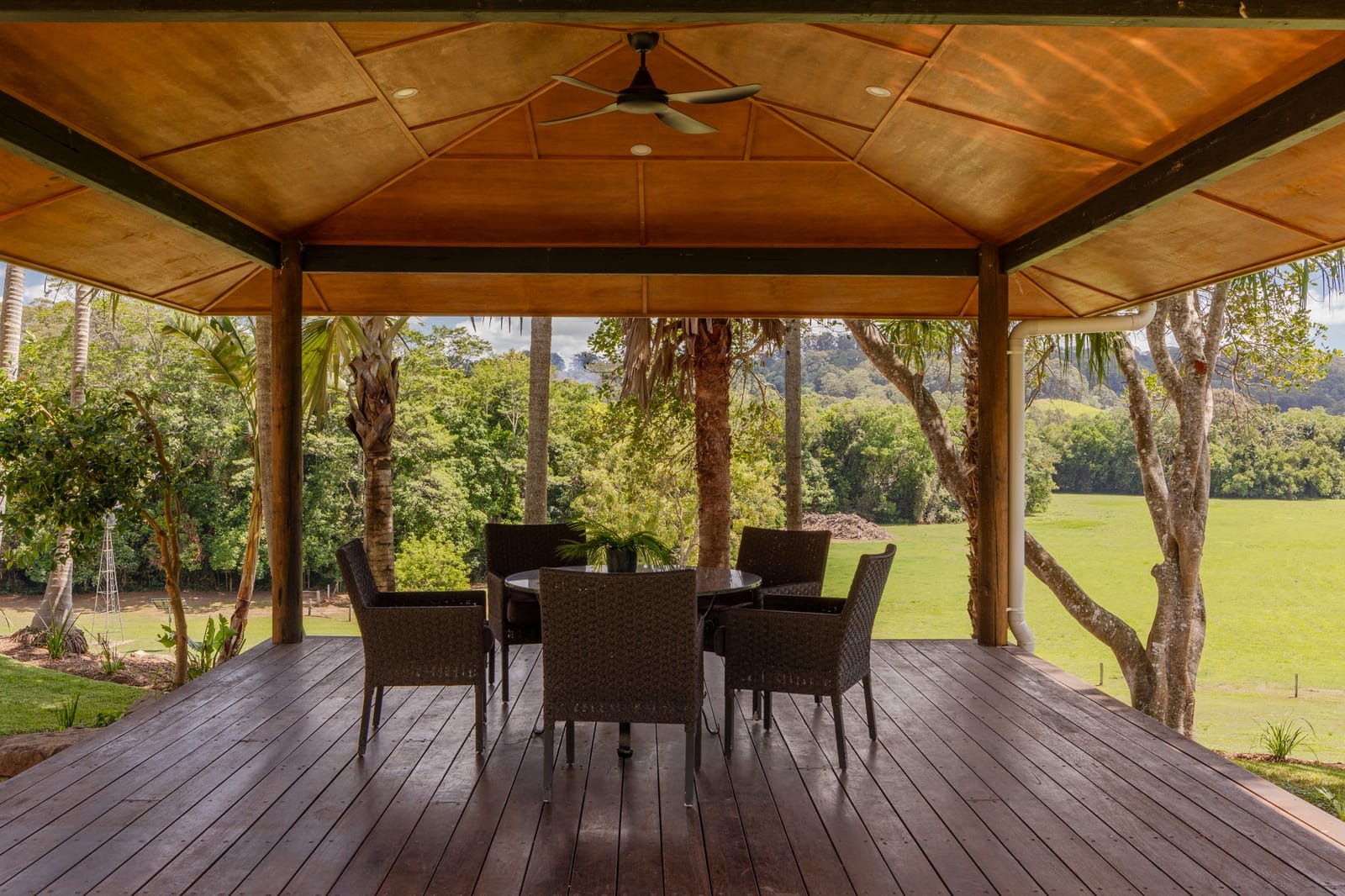 North Facing Acreage Entertainer: Fully Useable 32 Acres
