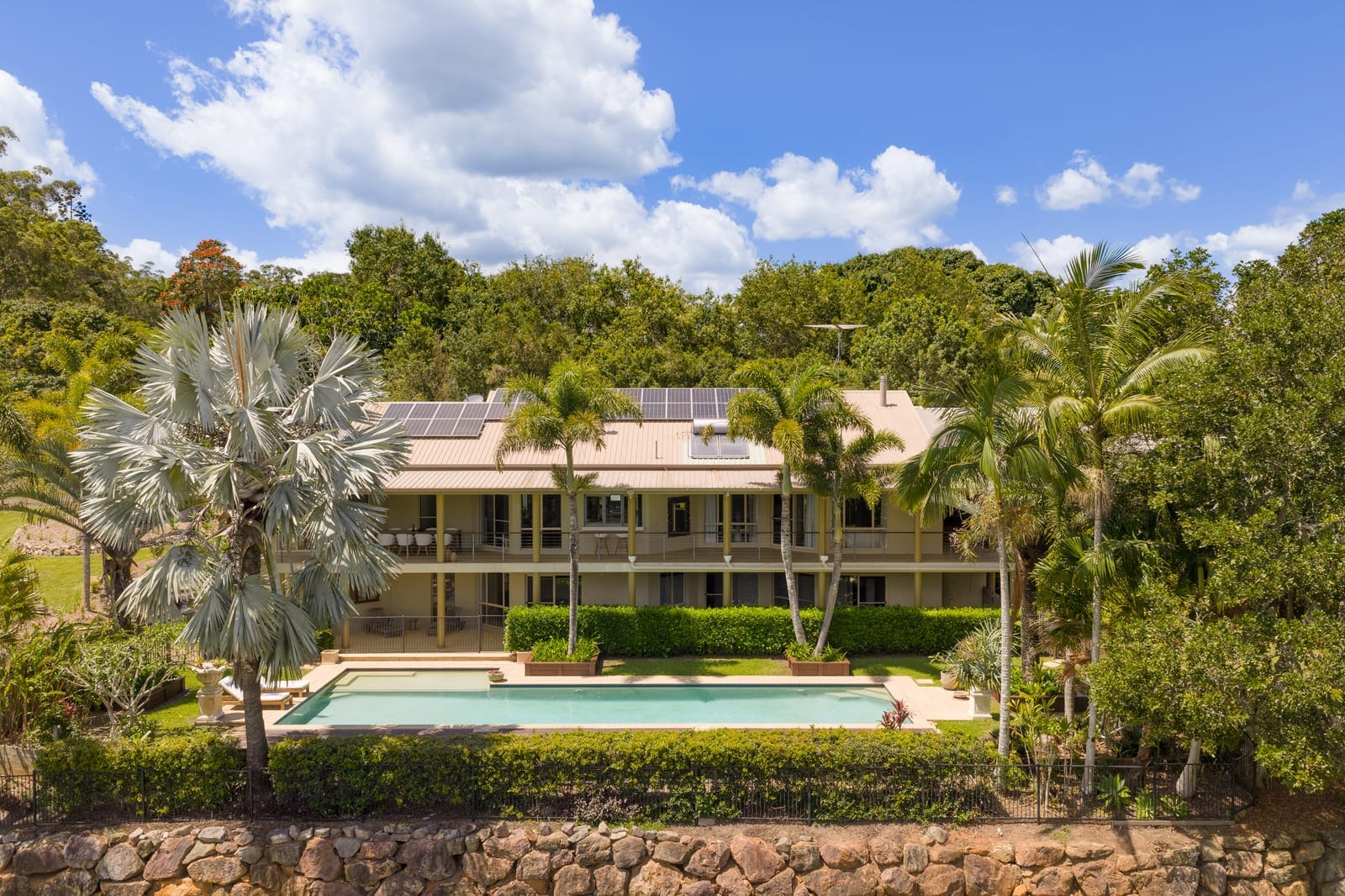 North Facing Acreage Entertainer: Fully Useable 32 Acres