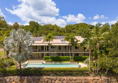 North Facing Acreage Entertainer: Fully Useable 32 Acres