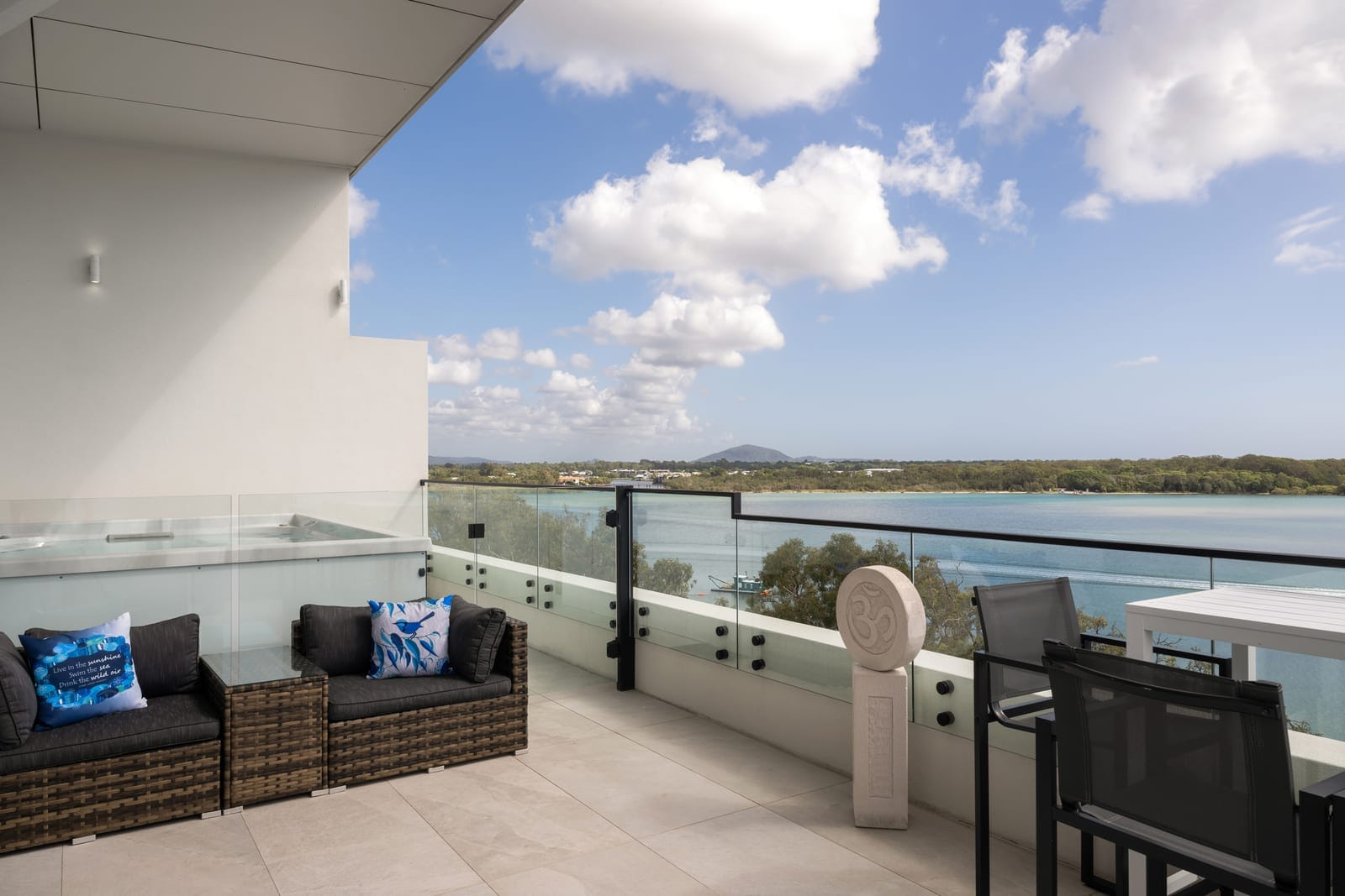 Prestige Picnic Point Penthouse: Breathtaking Views, Stunning Sunrises