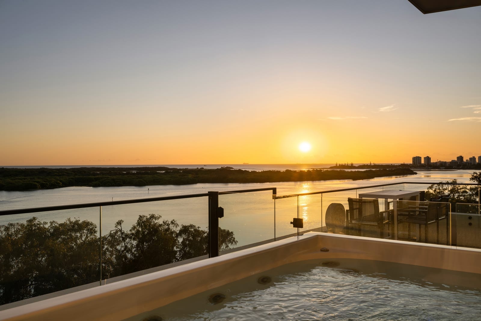 Prestige Picnic Point Penthouse: Breathtaking Views, Stunning Sunrises