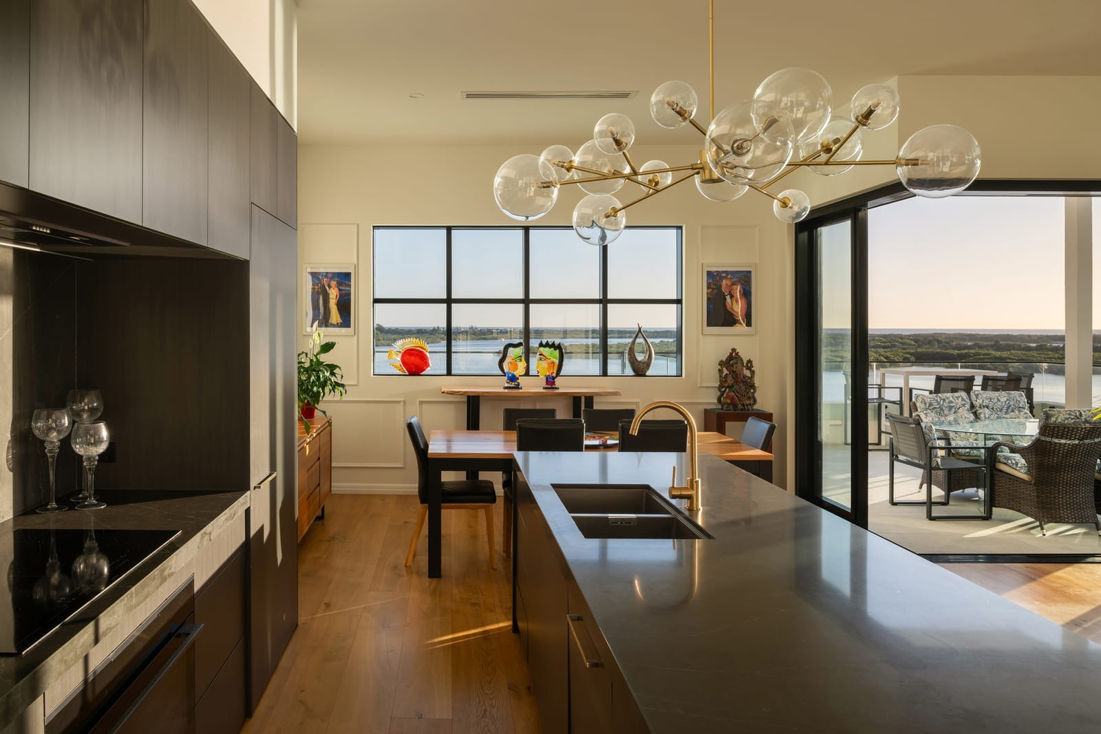 Prestige Picnic Point Penthouse: Breathtaking Views, Stunning Sunrises