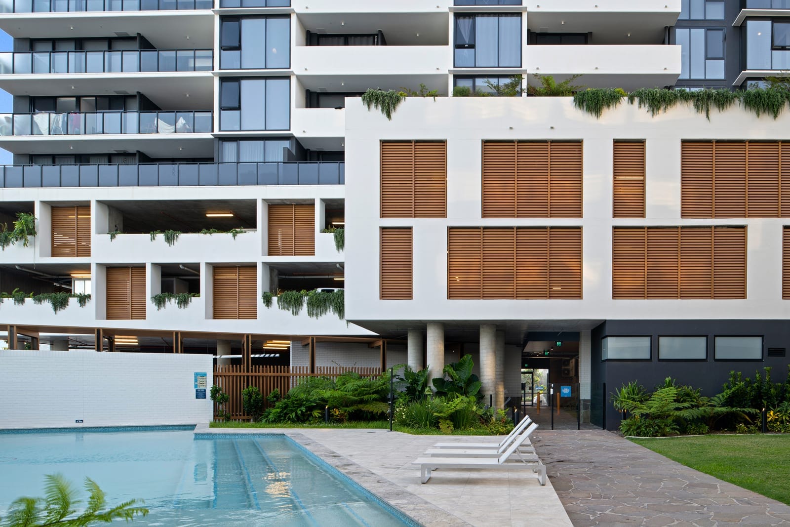 Coastal Cosmopolitan at its Finest! Shopping, Dining, Sunsets, Beach: REPEAT!