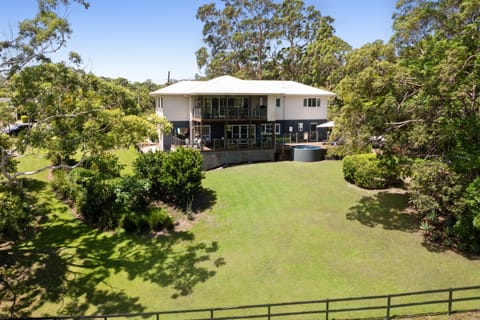 Low Maintenance Acreage Delight!