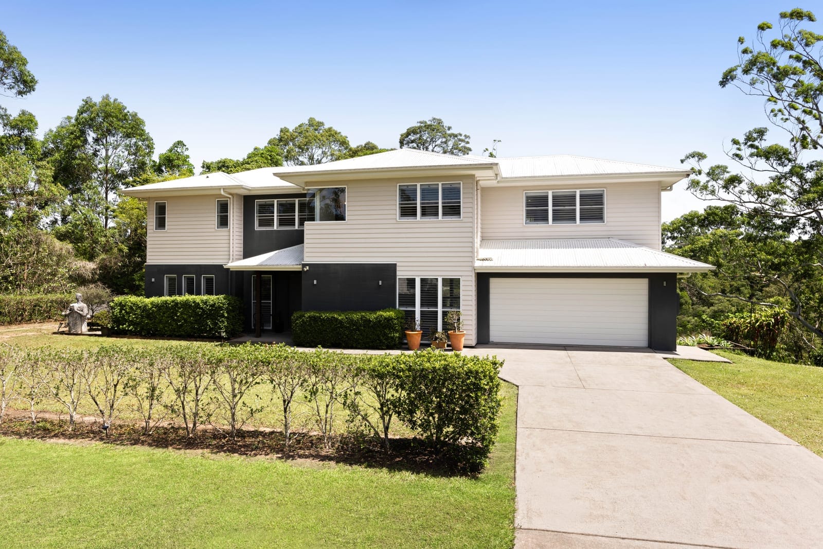 Low Maintenance Acreage Delight!