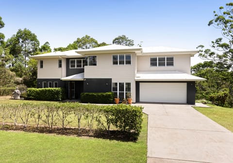 Low Maintenance Acreage Delight!
