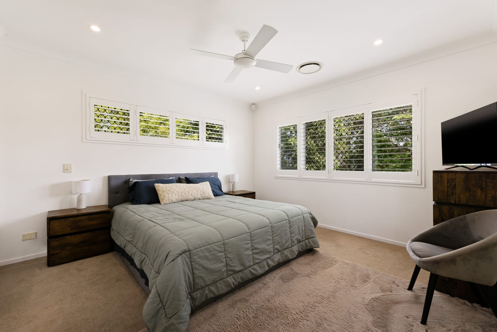 Low Maintenance Acreage Delight!
