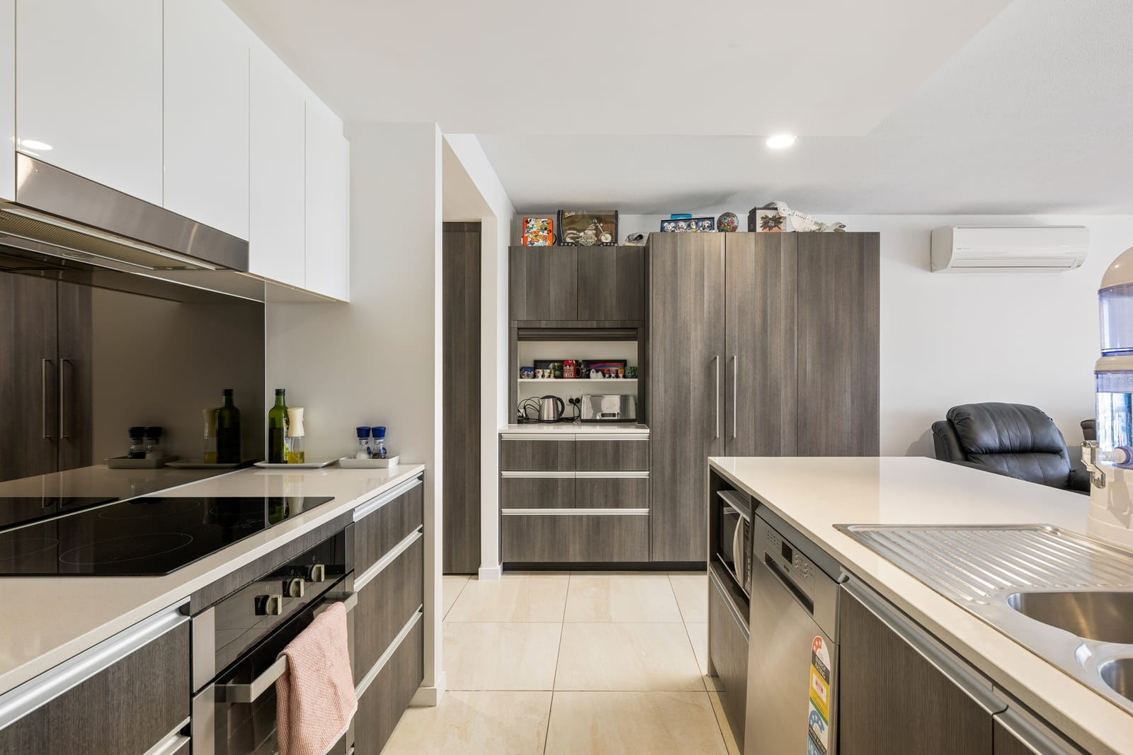 Riverfront Splendour: Light, Location, Lifestyle!