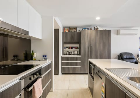 Riverfront Splendour: Light, Location, Lifestyle!