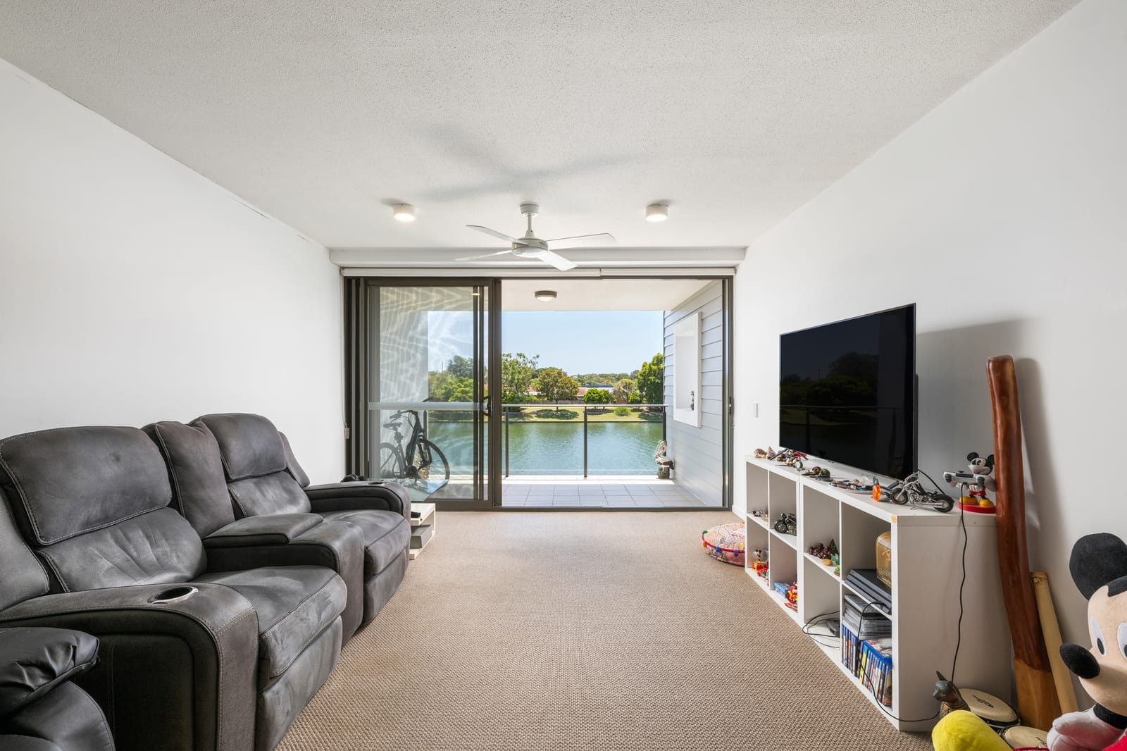 Riverfront Splendour: Light, Location, Lifestyle!