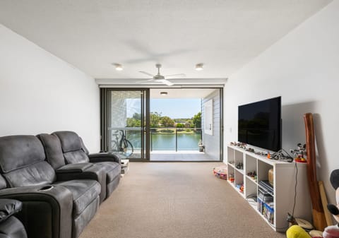 Riverfront Splendour: Light, Location, Lifestyle!