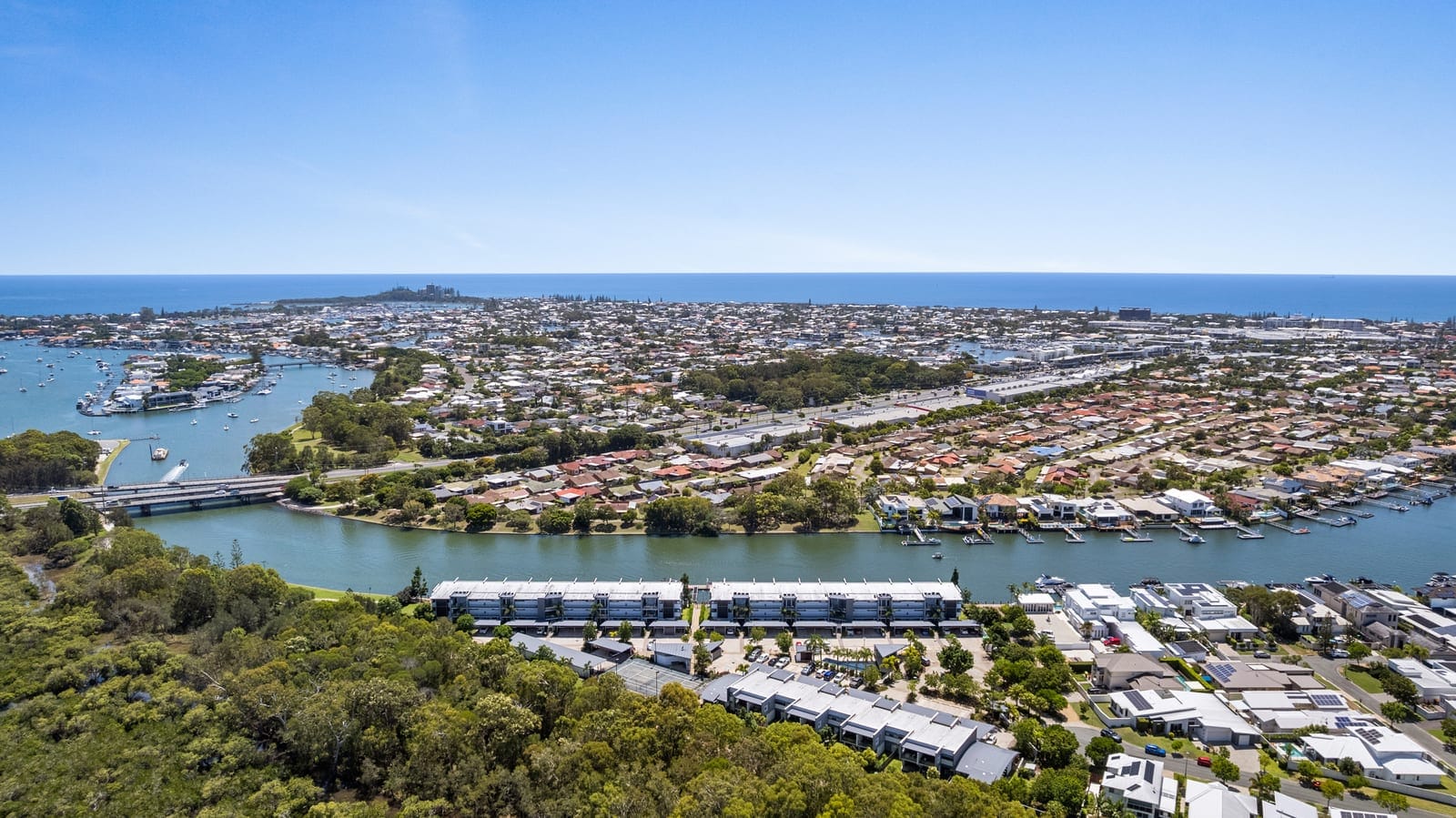 Riverfront Splendour: Light, Location, Lifestyle!
