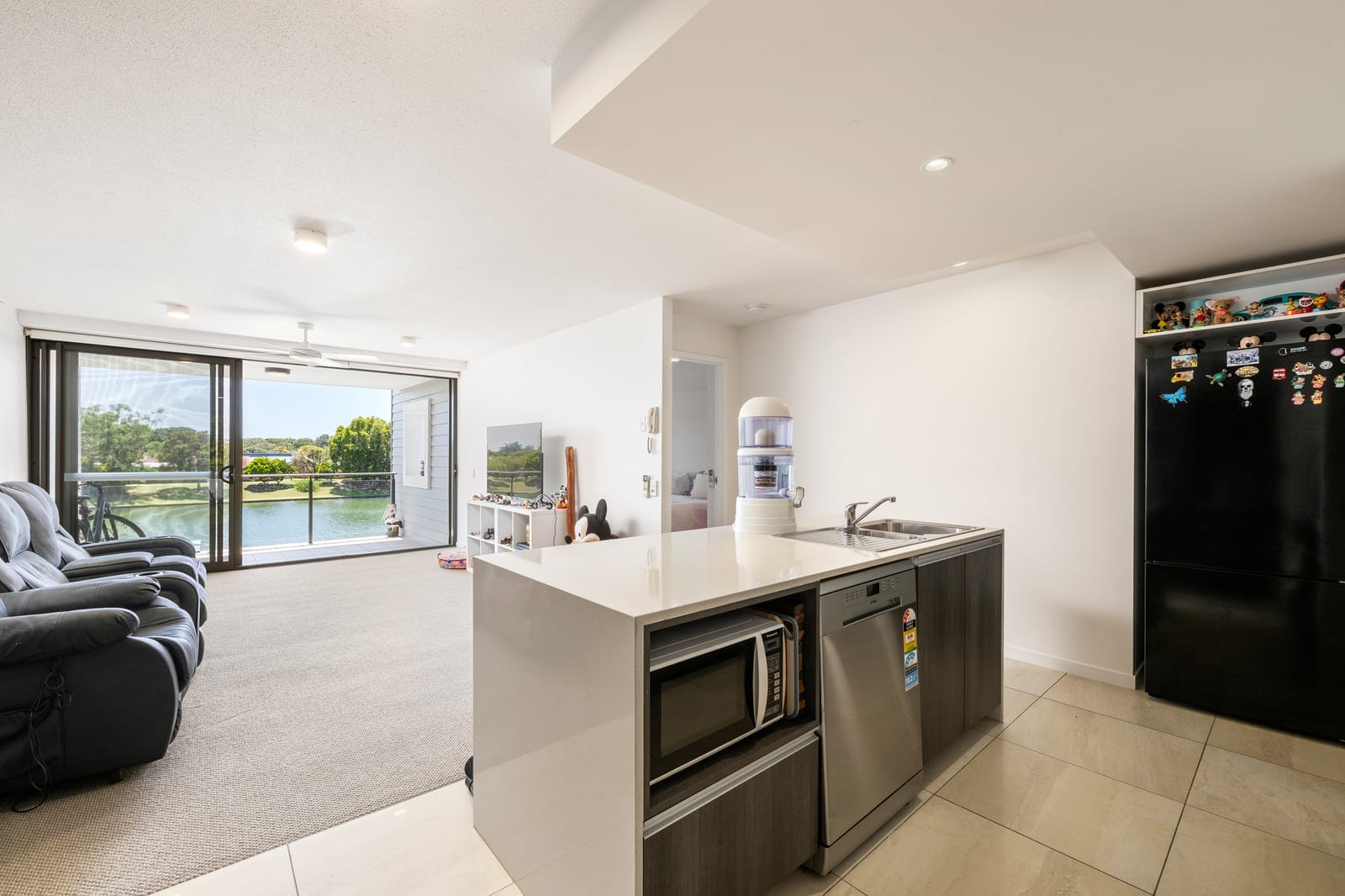 Riverfront Splendour: Light, Location, Lifestyle!