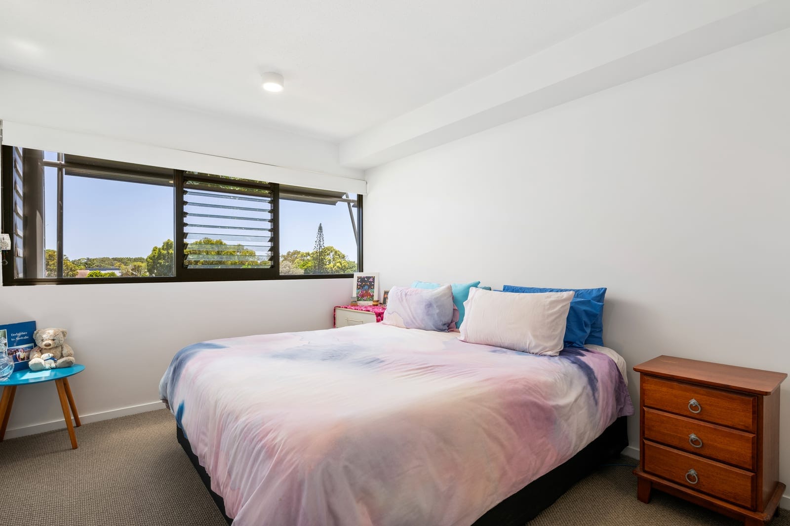 Riverfront Splendour: Light, Location, Lifestyle!