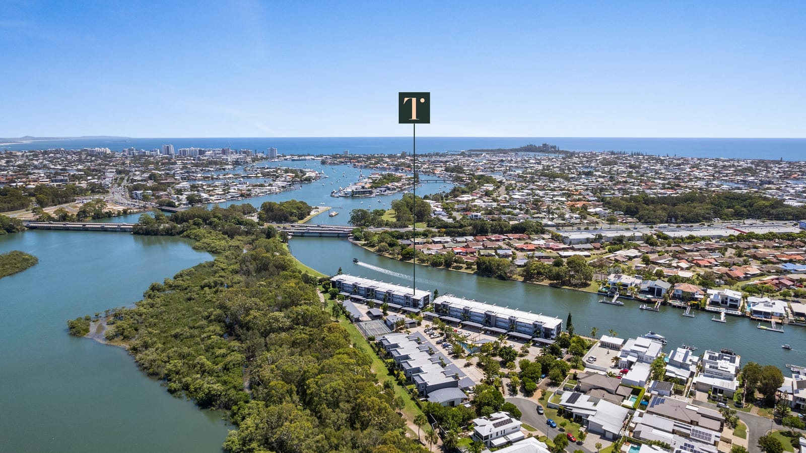 Riverfront Splendour: Light, Location, Lifestyle!