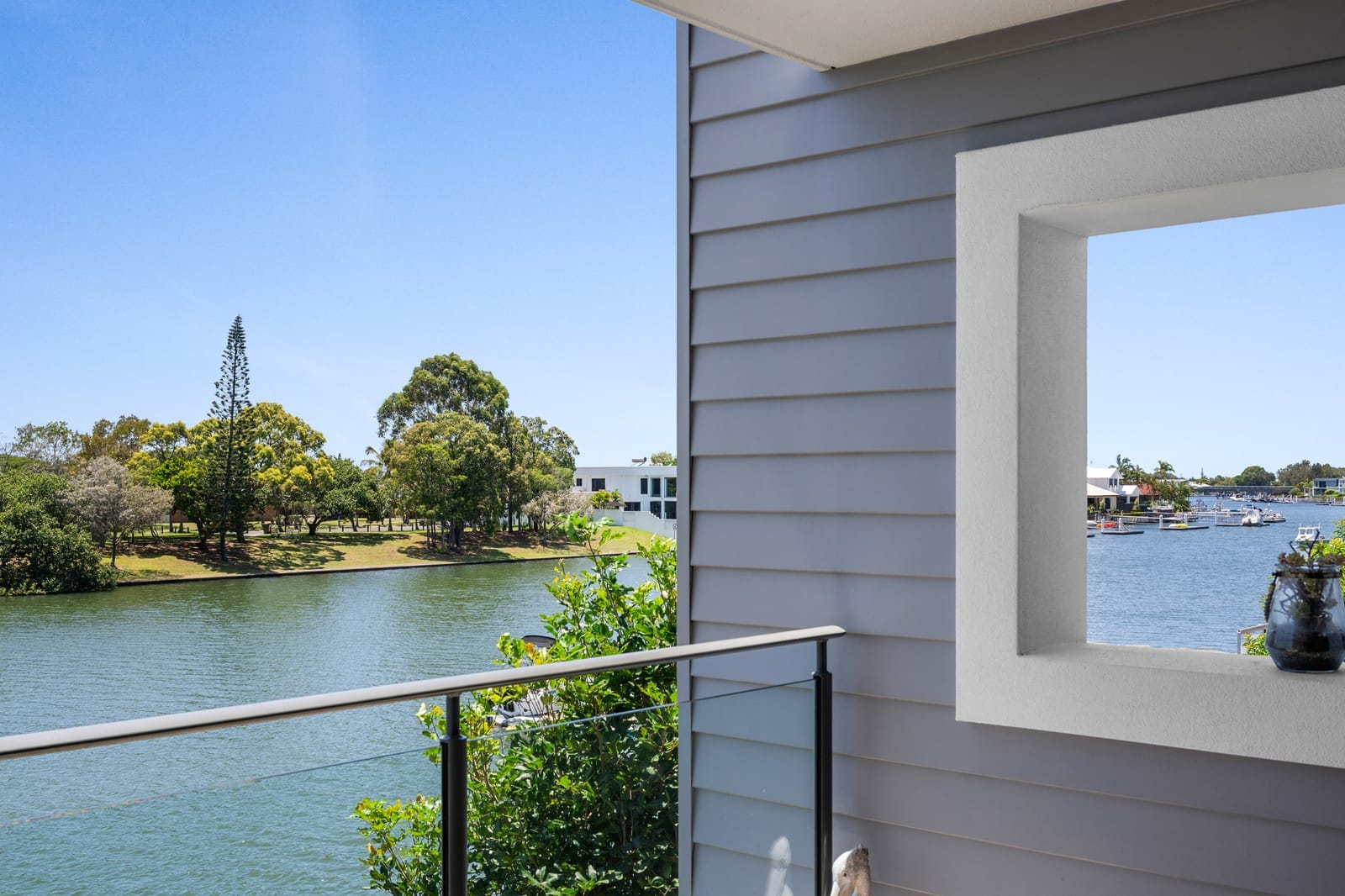 Riverfront Splendour: Light, Location, Lifestyle!