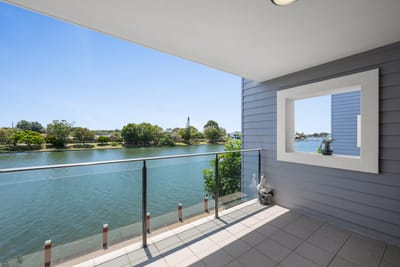 Riverfront Splendour: Light, Location, Lifestyle!