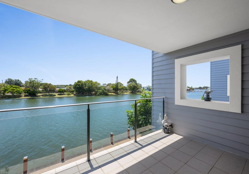 Riverfront Splendour: Light, Location, Lifestyle!